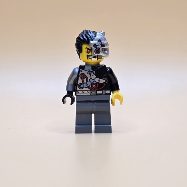 LEGO Ninjago Minifigur OverBorg Njo088 – Gebraucht. Cyborg mit mechanischem Bein und Schulterpanzerung. Original LEGO Figur aus der Rebooted-Serie.