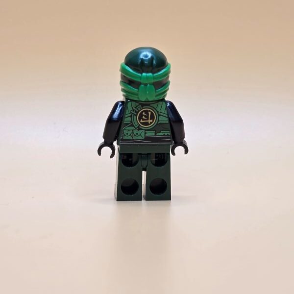 LEGO Ninjago Minifigur Lloyd njo0283 / njo283 – Gebraucht. Grüner Ninja mit Kapuze und goldenen Akzenten. Ideal für Sammler & LEGO-Fans.