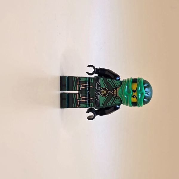 LEGO Ninjago Minifigur Lloyd njo0283 / njo283 – Gebraucht. Grüner Ninja mit Kapuze und goldenen Akzenten. Ideal für Sammler & LEGO-Fans.