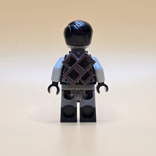 LEGO Ninjago Shade Njo299 – Gebrauchte Minifigur mit schwarzem Outfit, silberner Rüstung und geheimnisvollem Design.