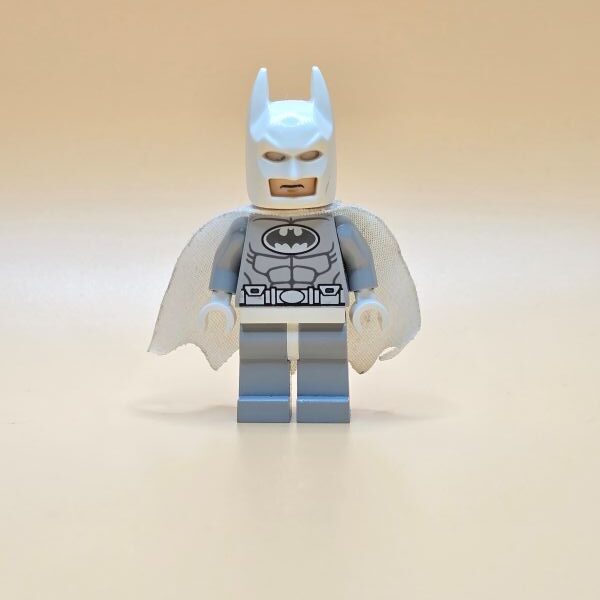 LEGO Arctic Batman sh0047 – Gebraucht. Weißer Batman im Winter-Outfit mit schwarzem Cape. Superheldenfigur aus der DC Super Heroes Serie.