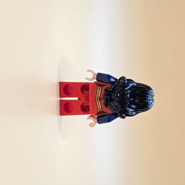 LEGO Wonder Woman SH0392 – Exklusive Superheldin mit Schild und Diadem. Klassisches Design. Seltene Sammlerfigur von LEGO DC Super Heroes.