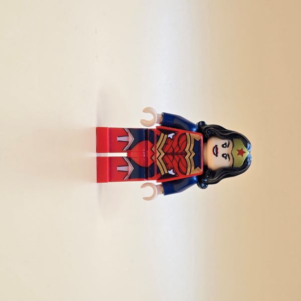 LEGO Wonder Woman SH0392 – Exklusive Superheldin mit Schild und Diadem. Klassisches Design. Seltene Sammlerfigur von LEGO DC Super Heroes.