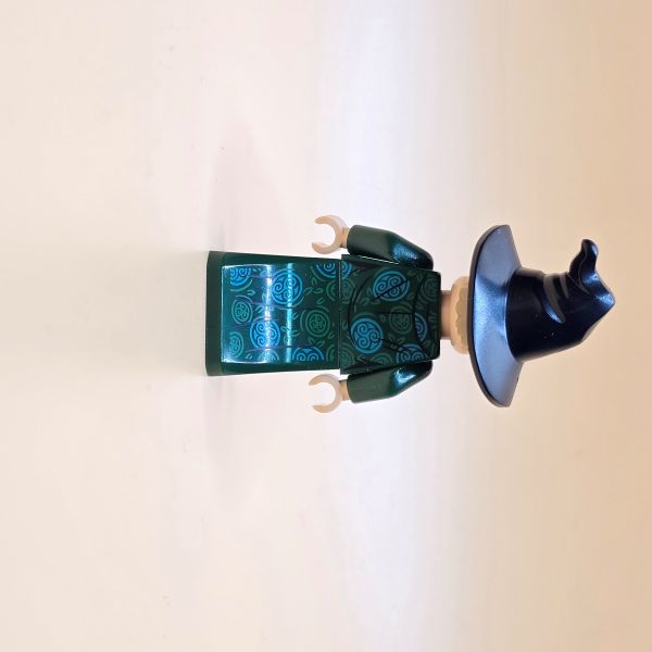 LEGO Harry Potter Minifigur McGonagall hp274 – Gebraucht. Dunkelgrüner Umhang, schwarzes Kleid und Zauberhut mit Haaren. Ideale Figur für deine Hogwarts-Welt!