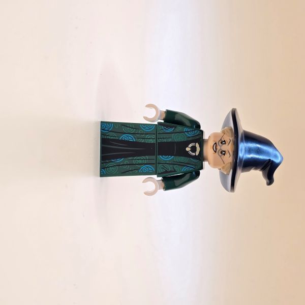 LEGO Harry Potter Minifigur McGonagall hp274 – Gebraucht. Dunkelgrüner Umhang, schwarzes Kleid und Zauberhut mit Haaren. Ideale Figur für deine Hogwarts-Welt!