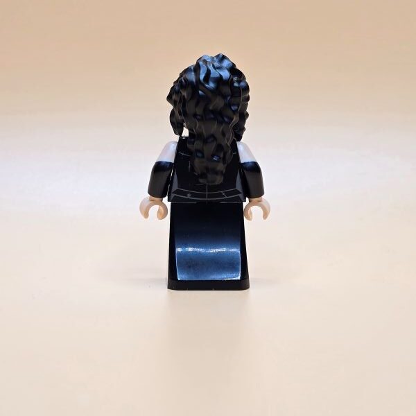 LEGO Bellatrix Lestrange hp424 – Neu. Original Minifigur mit schwarzem Kleid & Dual Molded Arms. Für Harry Potter Sammler.
