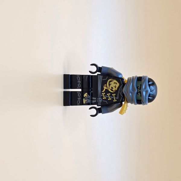 LEGO Ninjago Minifigur Cole njo0201 – Gebraucht. Geisterhafte Version mit Kopfband aus der Skybound-Serie. Perfekt für LEGO-Fans.