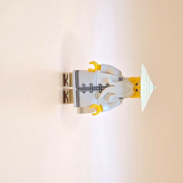 LEGO Ninjago Minifigur Sensei Wu njo0354 – Gebraucht. Weißes Robe-Outfit mit Strohhut. Weiser Ninja-Meister aus dem Ninjago-Film.