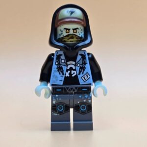 LEGO Ninjago Minifigur Scott njo0585 – Gebraucht. Figur mit Kapuze und Technik-Look aus der Prime Empire Serie. Ideal für Sammler & Gamer!