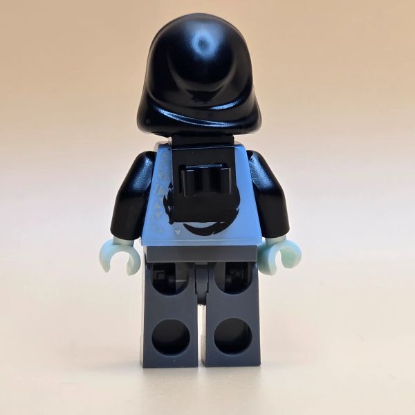 LEGO Ninjago Minifigur Scott njo0585 – Gebraucht. Figur mit Kapuze und Technik-Look aus der Prime Empire Serie. Ideal für Sammler & Gamer!