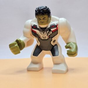 LEGO Marvel Minifigur Hulk sh0611 – Gebraucht. Große Figur mit weißem Quantum-Suit aus Avengers Endgame. Für Marvel-Fans & Sammler.