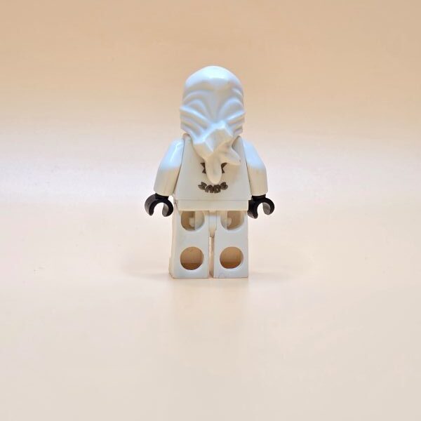LEGO Ninjago Minifigur Zane DX Njo018 – Gebraucht. Weißer Ninja mit silberner Drachenrüstung. Perfekt für Fans der ersten Ninjago-Staffel.