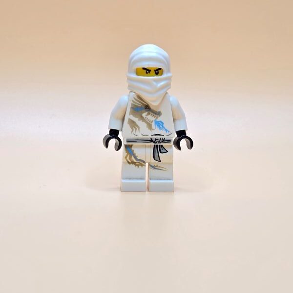 LEGO Ninjago Minifigur Zane DX Njo018 – Gebraucht. Weißer Ninja mit silberner Drachenrüstung. Perfekt für Fans der ersten Ninjago-Staffel.