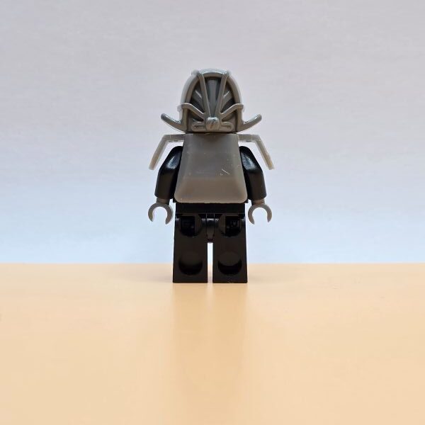 LEGO Ninjago Minifigur Cole Kendo njo0041 – Gebraucht. Mit schwarzer Kendo-Rüstung & Stirnband. Aus der beliebten Rise of the Snakes-Staffel.