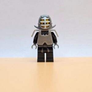 LEGO Ninjago Minifigur Cole Kendo njo0041 – Gebraucht. Mit schwarzer Kendo-Rüstung & Stirnband. Aus der beliebten Rise of the Snakes-Staffel.