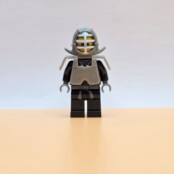 LEGO Ninjago Minifigur Cole Kendo njo0041 – Gebraucht. Mit schwarzer Kendo-Rüstung & Stirnband. Aus der beliebten Rise of the Snakes-Staffel.