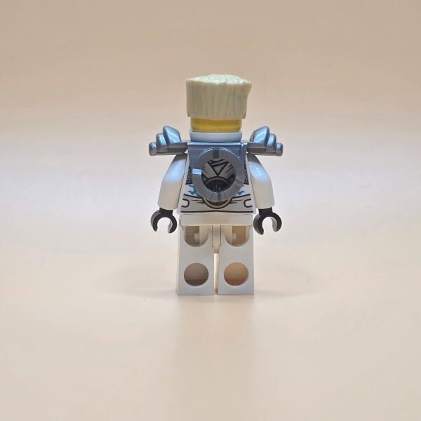 LEGO Ninjago Minifigur Zane njo0106 – Gebraucht. Version in Stone Armor mit Ninja-Maske aus der Rebooted-Staffel. Perfekt für Fans & Sammler.