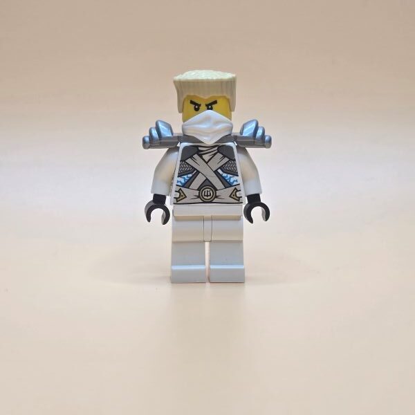LEGO Ninjago Minifigur Zane njo0106 – Gebraucht. Version in Stone Armor mit Ninja-Maske aus der Rebooted-Staffel. Perfekt für Fans & Sammler.