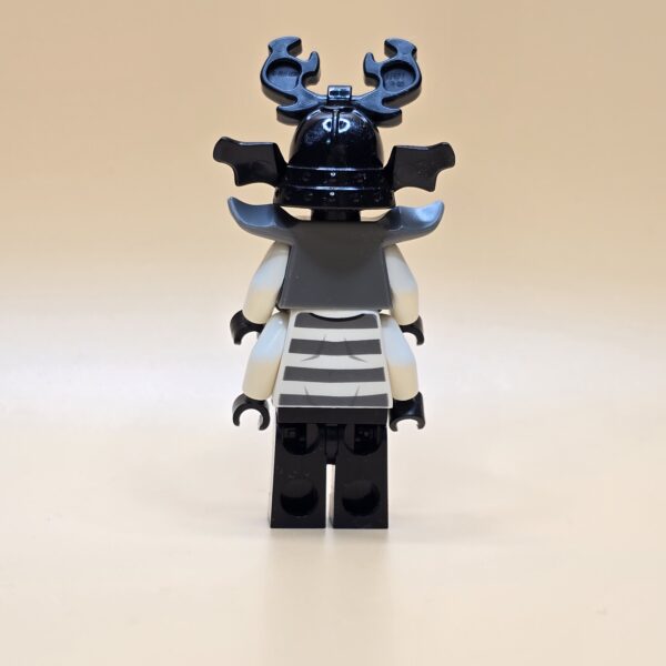LEGO Ninjago Minifigur Njo235 – Giant Stone Army Warrior. Gebraucht. Rotes Gesicht, lange Beine, Samurai-Look. Seltene, größere Variante.