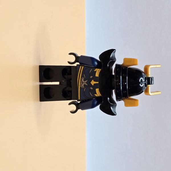 LEGO Minifigur Samurai X njo0286 – Pixal in schwarzer Rüstung mit Helm. Ninjago The Hands of Time Serie, gebraucht.