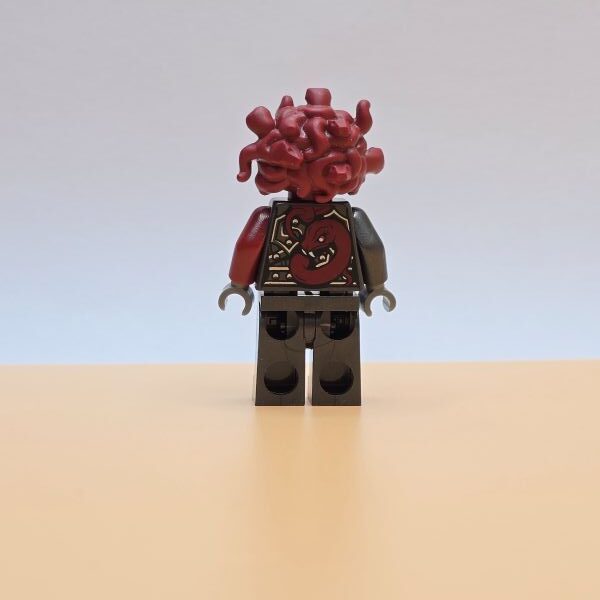 LEGO Ninjago Minifigur General Machia Njo301 – Gebraucht. Schlangenkriegerin der Vermillion mit roter Rüstung und einzigartigem Körperdesign. Für Sammler und LEGO-Fans.