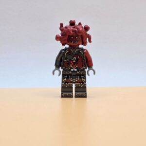 LEGO Ninjago Minifigur General Machia Njo301 – Gebraucht. Schlangenkriegerin der Vermillion mit roter Rüstung und einzigartigem Körperdesign. Für Sammler und LEGO-Fans.