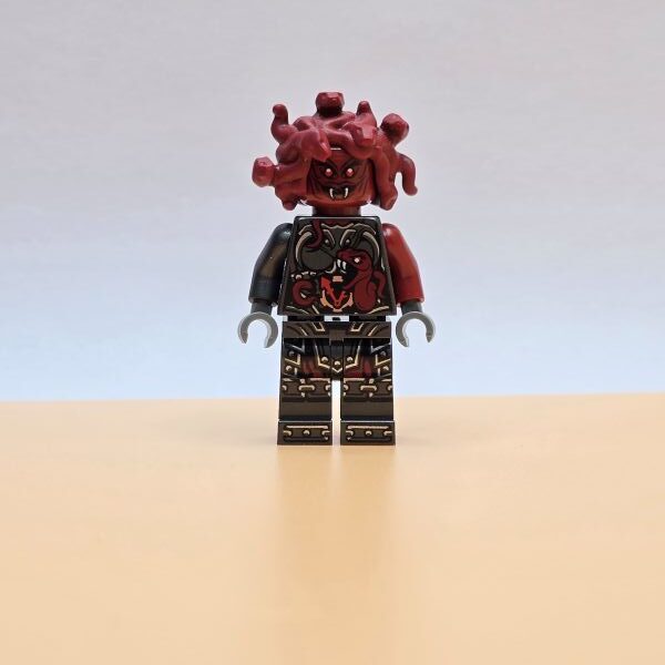 LEGO Ninjago Minifigur General Machia Njo301 – Gebraucht. Schlangenkriegerin der Vermillion mit roter Rüstung und einzigartigem Körperdesign. Für Sammler und LEGO-Fans.