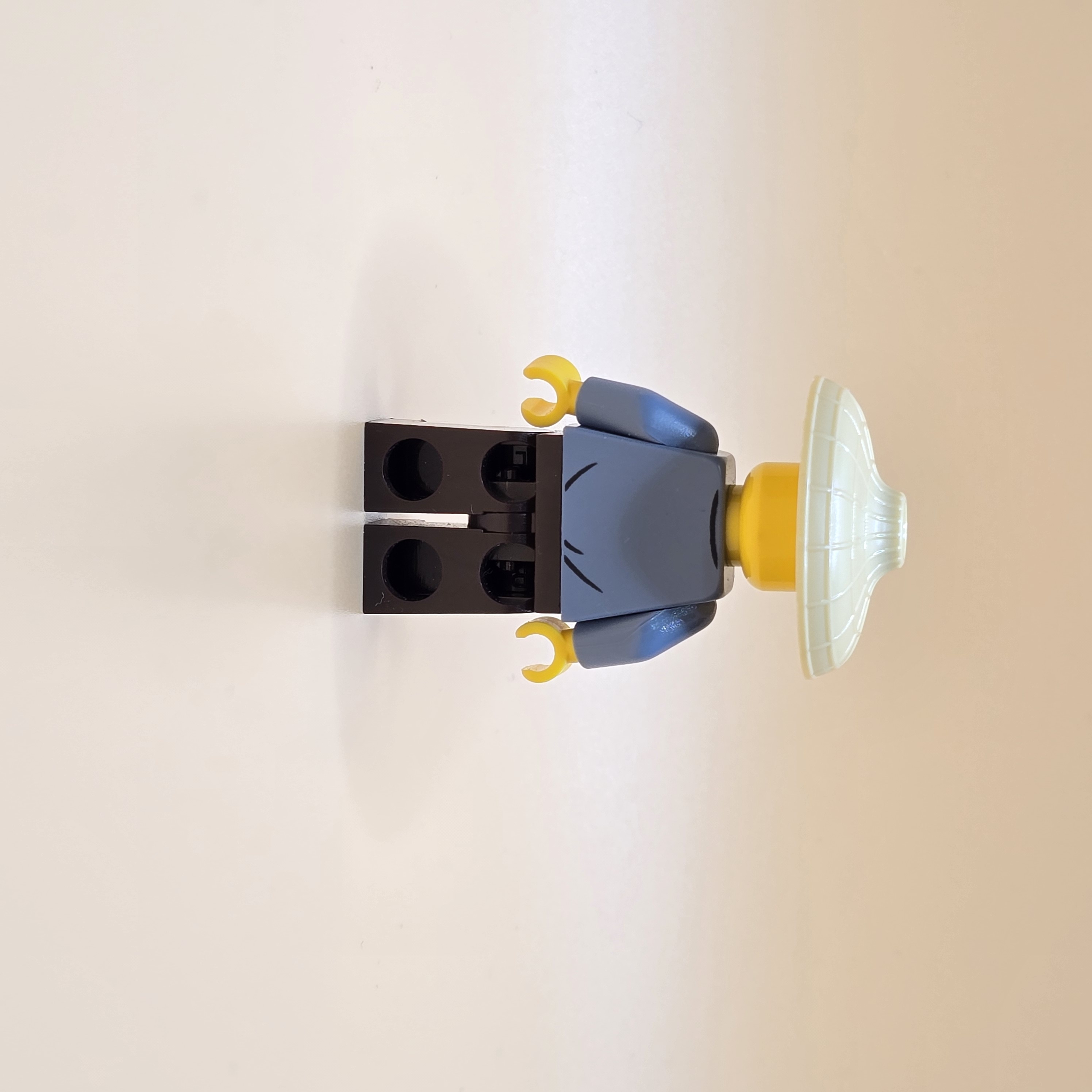 LEGO Ninjago Movie Minifigur Torben Njo373 – Gebraucht. Lehrer mit Brille und Tasche aus dem Ninjago-Film. Humorvoller Nebencharakter.