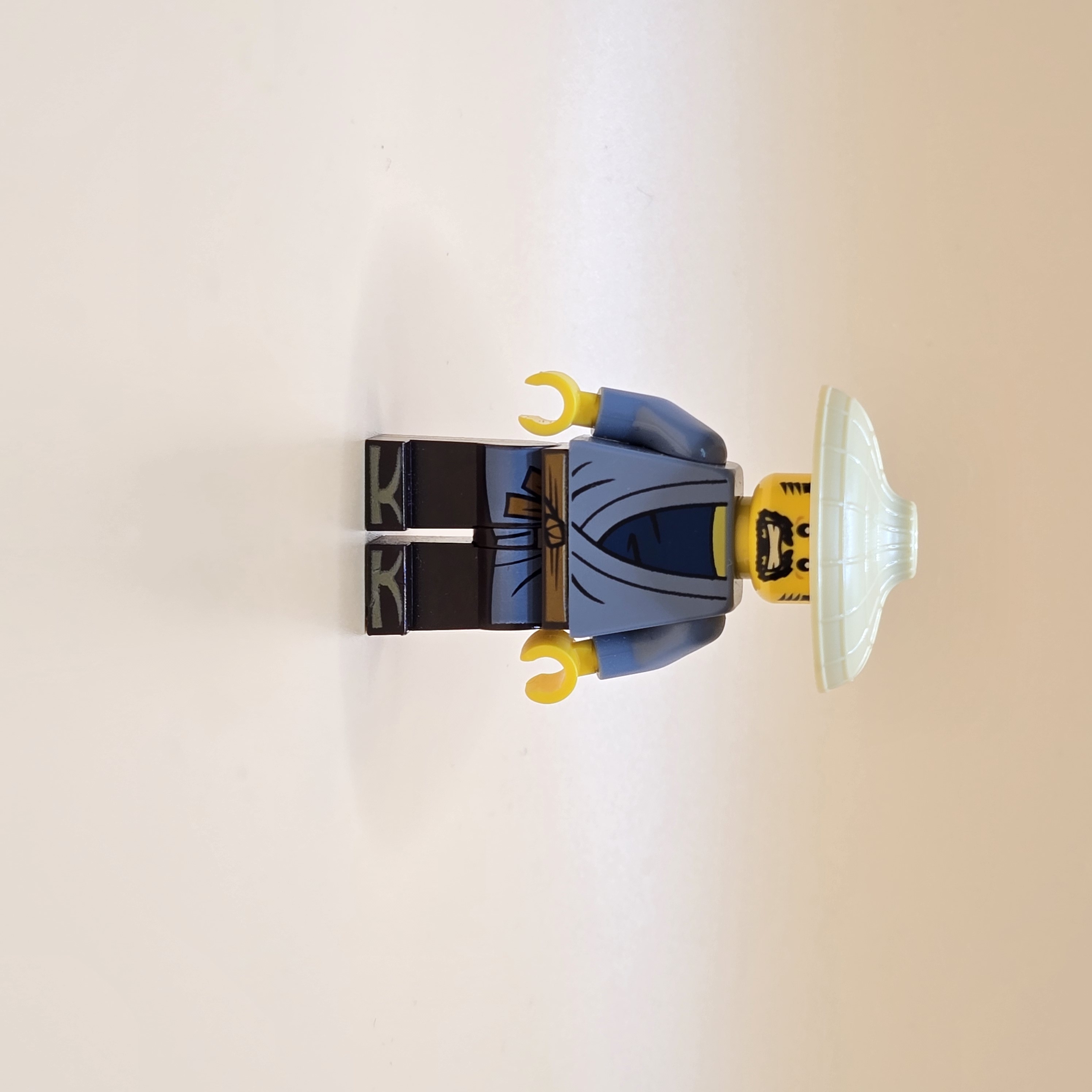 LEGO Ninjago Movie Minifigur Torben Njo373 – Gebraucht. Lehrer mit Brille und Tasche aus dem Ninjago-Film. Humorvoller Nebencharakter.