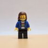 LEGO Ninjago Movie Minifigur Nancy njo0415 – Gebraucht. Pinke Figur mit Mikrofon und Stirnband. Perfekt für Fans von Ninjago City und Sammler.