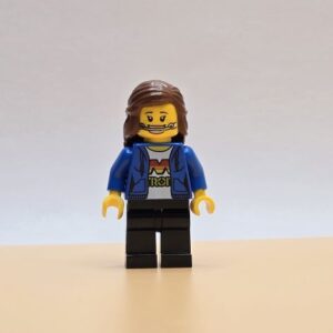 LEGO Ninjago Movie Minifigur Nancy njo0415 – Gebraucht. Pinke Figur mit Mikrofon und Stirnband. Perfekt für Fans von Ninjago City und Sammler.