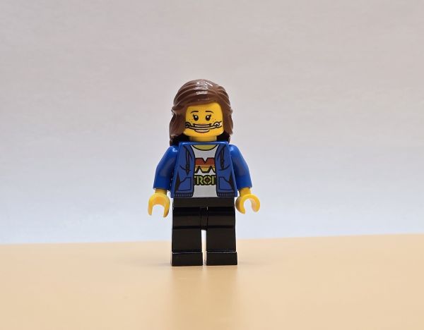 LEGO Ninjago Movie Minifigur Nancy njo0415 – Gebraucht. Pinke Figur mit Mikrofon und Stirnband. Perfekt für Fans von Ninjago City und Sammler.