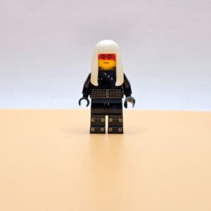 LEGO Ninjago Minifigur Harumi Njo476 – Gebraucht. Antagonistin mit weißem Haar und Rüstung. Figur aus der neunten Staffel „Hunted
