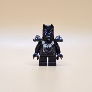 LEGO Ninjago Minifigur Oni Villain Njo510 – Gebraucht. Kleine, finstere Minifigur mit roten Augen und kurzen Beinen. Perfekt für Fans dunkler Ninjago-Charaktere.