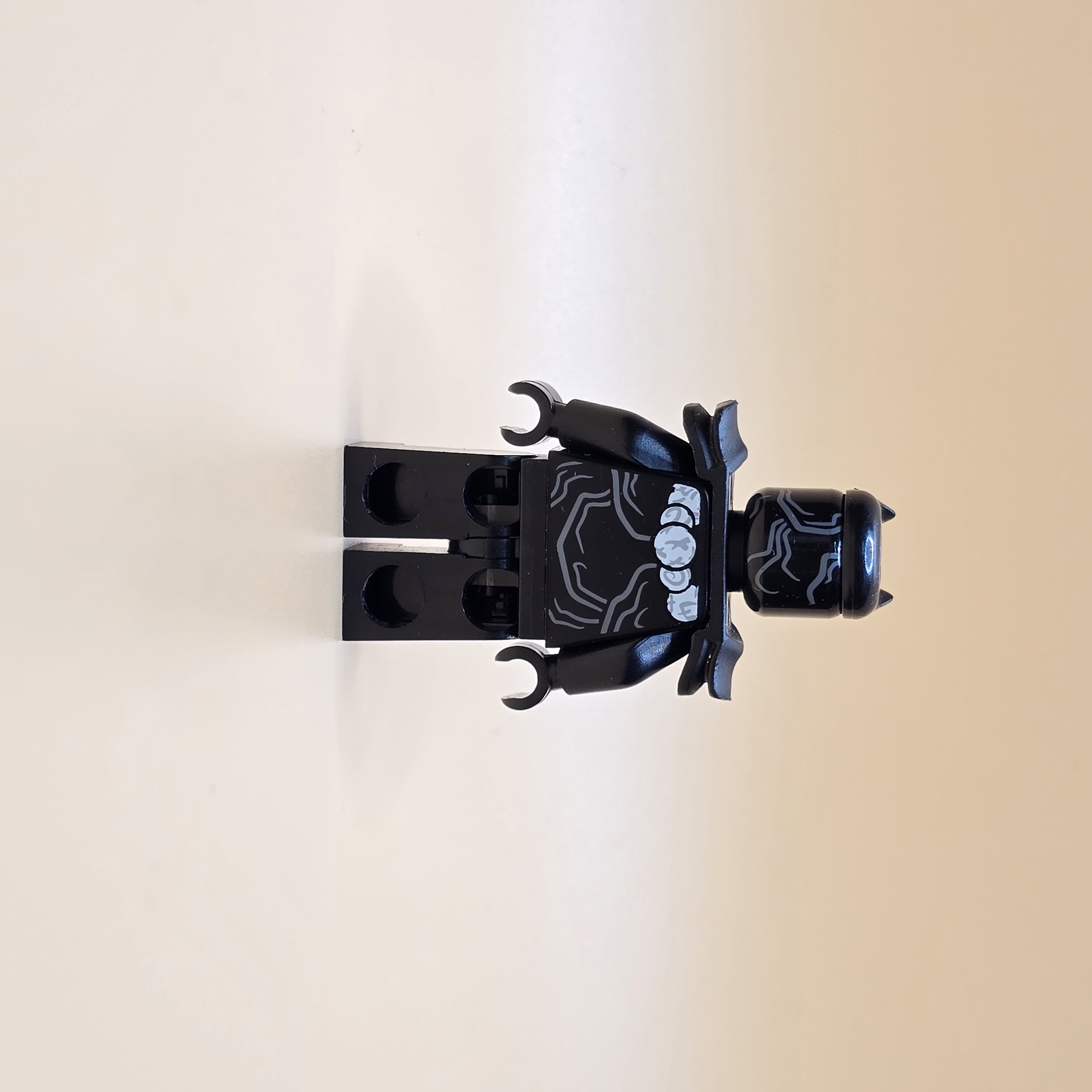 LEGO Ninjago Minifigur Njo511 – Oni Villain mit Rüstung. Gebraucht. Schwarzer Körper, rote Augen, Panzerung – dunkler Gegner aus der finalen Ninjago-Staffel.