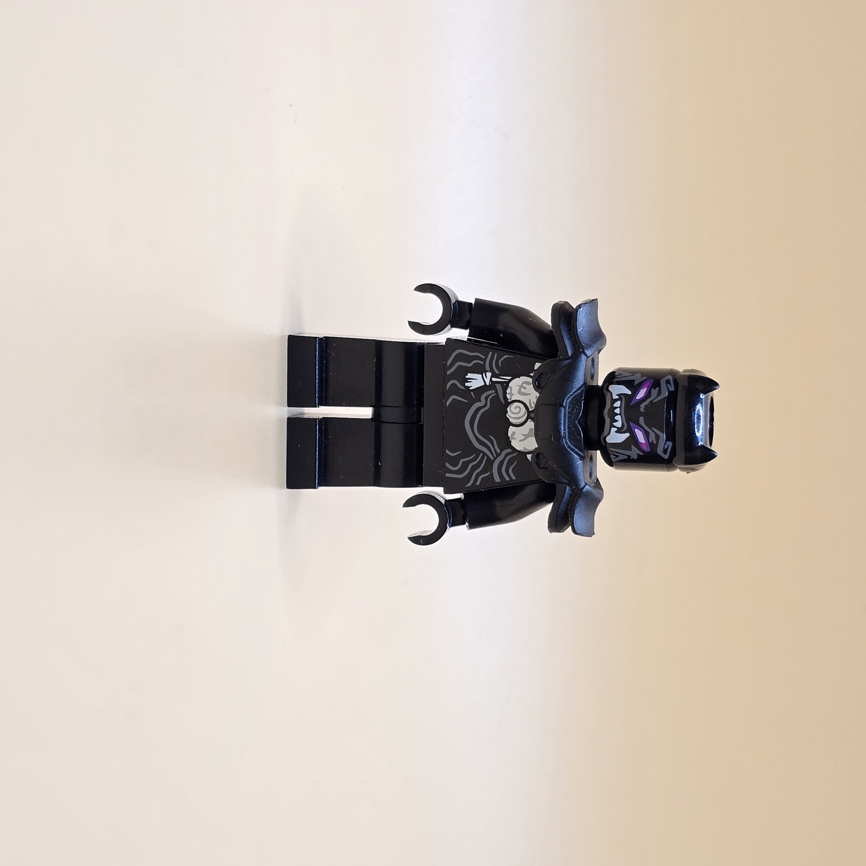 LEGO Ninjago Minifigur Njo511 – Oni Villain mit Rüstung. Gebraucht. Schwarzer Körper, rote Augen, Panzerung – dunkler Gegner aus der finalen Ninjago-Staffel.