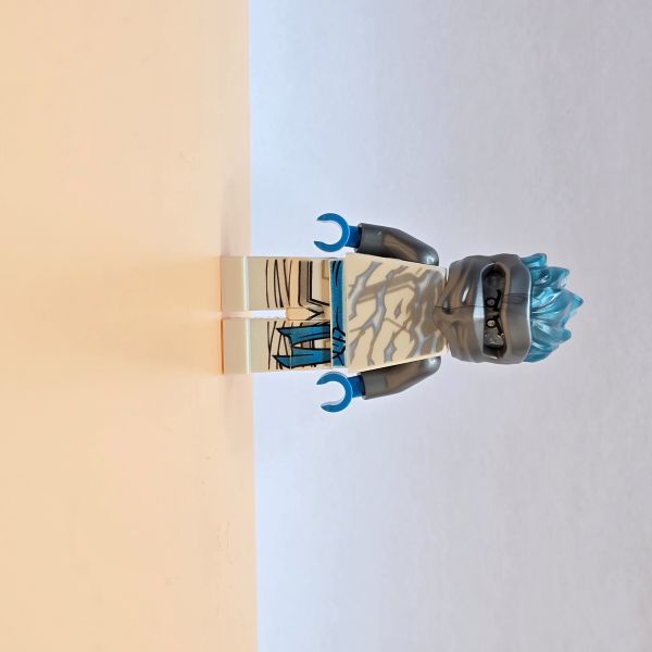 LEGO Ninjago Minifigur Zane FS njo0535 – Gebraucht. Mit weißem Spinjitzu Slam Helm und Energie-Design. Seltene Ninjafigur für Fans & Sammler