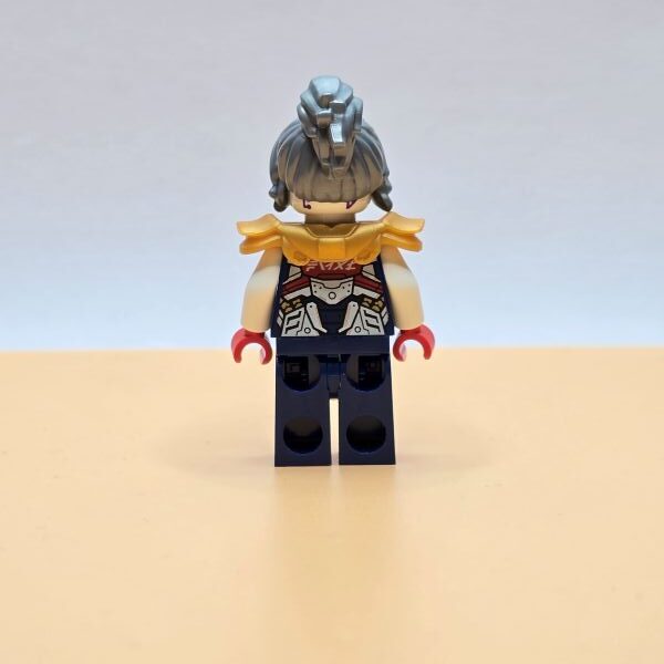 LEGO Ninjago Minifigur Pixal njo0742 – Gebraucht. Futuristische Cyber-Ninja mit lila Outfit & silbernem Arm. Aus der Core-Serie – perfekt für Fans & Sammler.