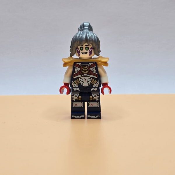 LEGO Ninjago Minifigur Pixal njo0742 – Gebraucht. Futuristische Cyber-Ninja mit lila Outfit & silbernem Arm. Aus der Core-Serie – perfekt für Fans & Sammler.