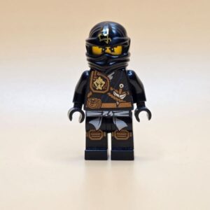 LEGO Ninjago Cole (Jungle Robe) njo0124 – schwarzer Torso mit Rüstung & Schwertscheide, Stirnband mit „Earth“ Logo, weißer Sash.