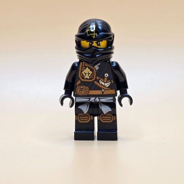LEGO Ninjago Cole (Jungle Robe) njo0124 – schwarzer Torso mit Rüstung & Schwertscheide, Stirnband mit „Earth“ Logo, weißer Sash.