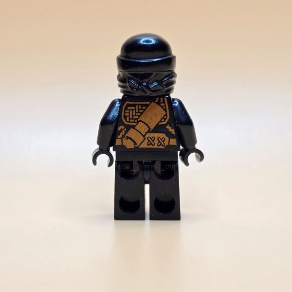 LEGO Ninjago Cole (Jungle Robe) njo0124 – schwarzer Torso mit Rüstung & Schwertscheide, Stirnband mit „Earth“ Logo, weißer Sash.